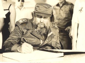 Fidel firma el libro de visitantes